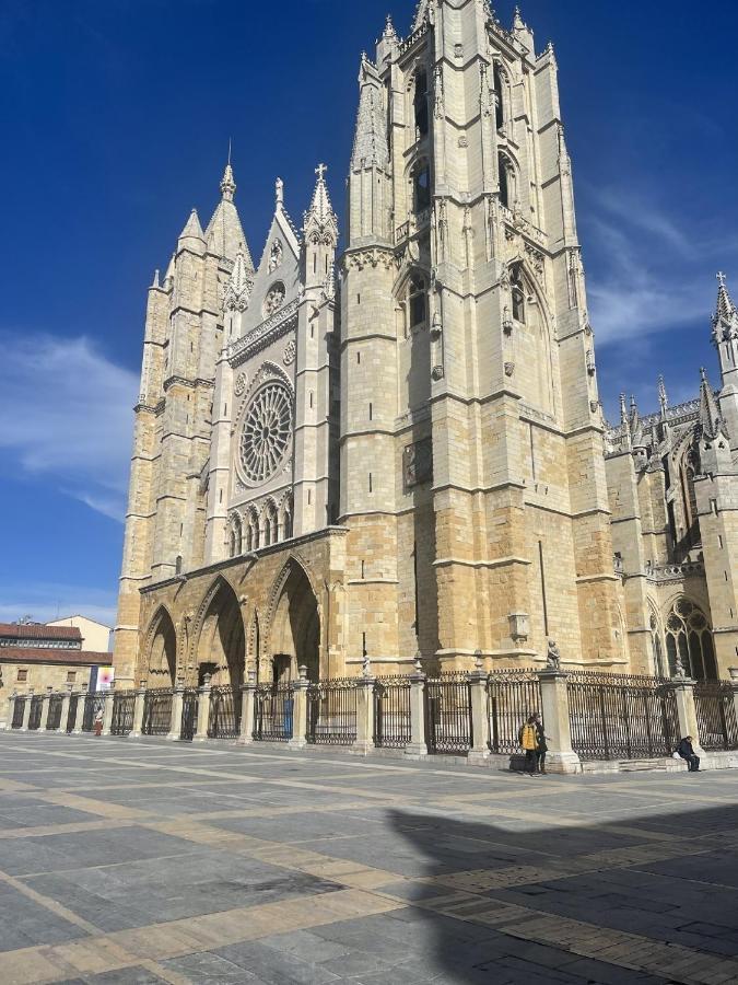 Hostal Julio Cesar La Virgen del Camino Bagian luar foto