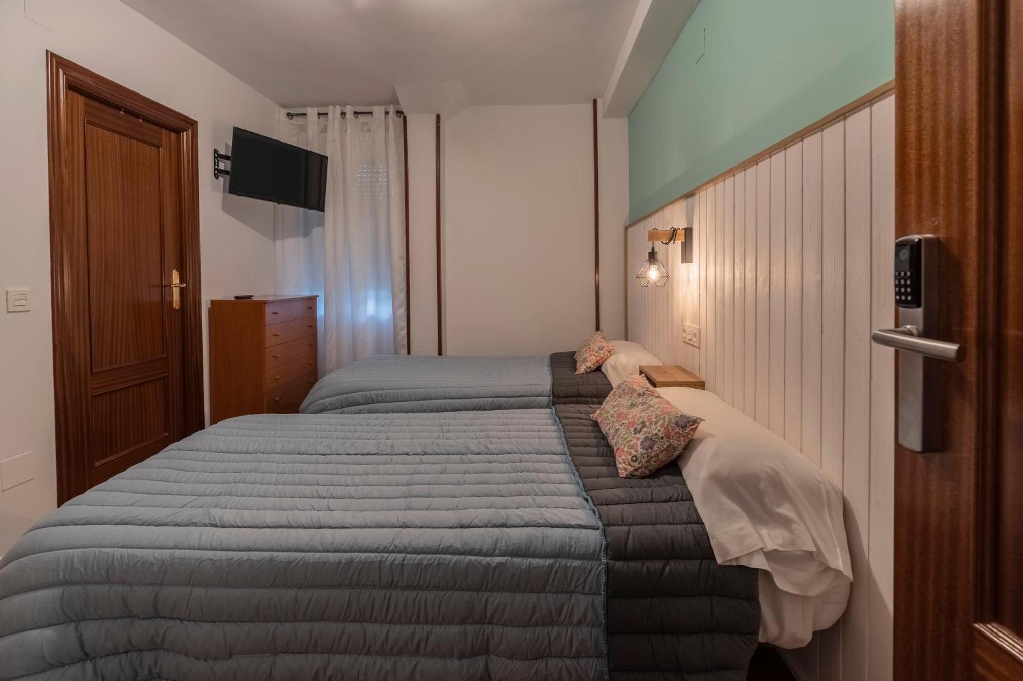 Hostal Julio Cesar La Virgen del Camino Bagian luar foto